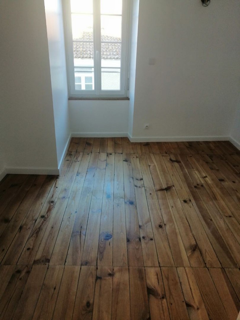 Ponçage et finition de parquet.